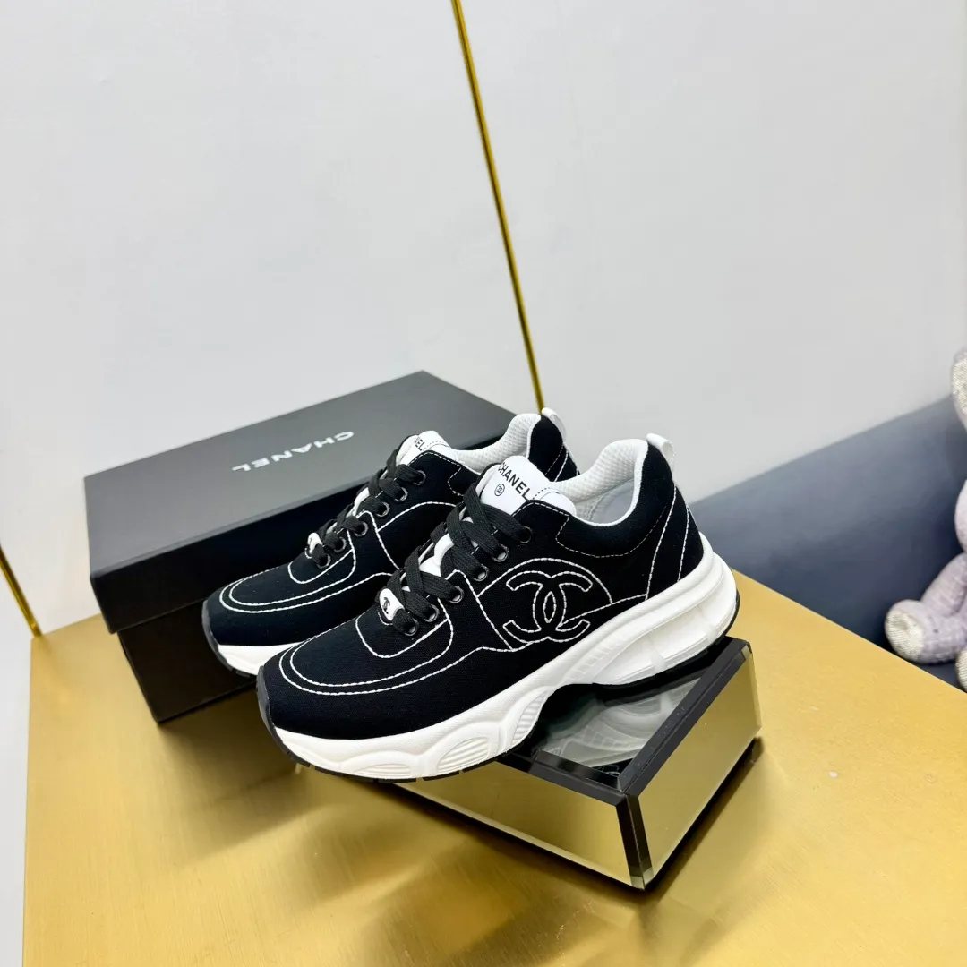 👟👟Ex-factory price 620👟👟 Upgraded version, upgraded version, upgraded version! No rebuttal accepted! ! ! ! Chanel Chanel dad shoes, couples' model for men and women - 2025 top casual sports shoes in the counter. This classic design; the upper is electro-embroidered with various techniques; ❷The inner lining is made of: original Yangli + net ❸The outsole is based on: the original TPU combination outsole. The full set of boutique packaging for women 35–41